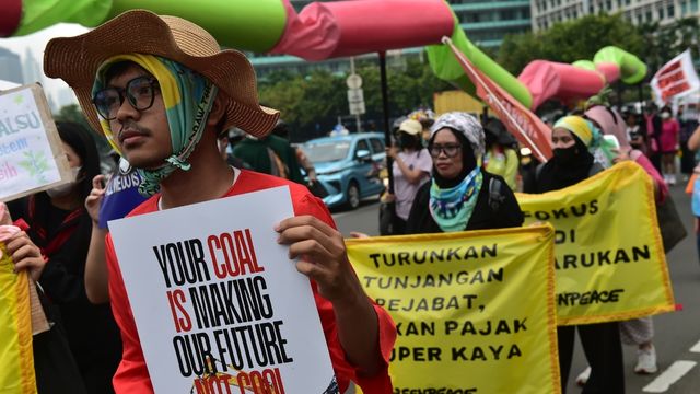 Aksi Draw The Line susuri Jakarta suarakan keadilan iklim. Foto: Koalisi Draw The Line