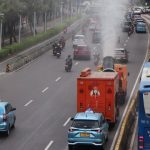 DLH DKI semprotkan 4.000 liter water mist. Foto: DLH DKI