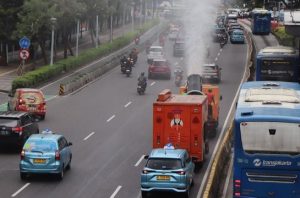 DLH DKI semprotkan 4.000 liter water mist. Foto: DLH DKI