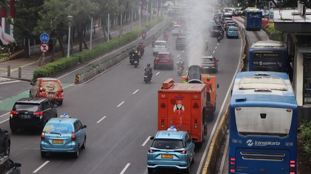 DLH DKI semprotkan 4.000 liter water mist. Foto: DLH DKI