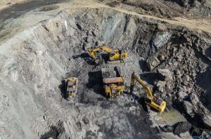 Penghentian ekspansi produksi energi fosil harus jadi komitmen negara-negara di dunia dalam komitmen iklim (NDC). Foto: Freepik