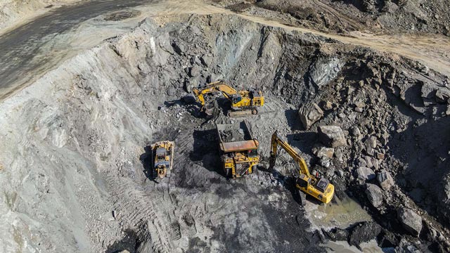 Penghentian ekspansi produksi energi fosil harus jadi komitmen negara-negara di dunia dalam komitmen iklim (NDC). Foto: Freepik