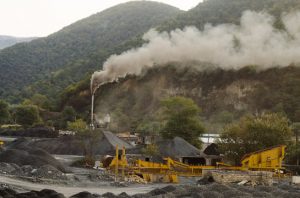 Masih ada jalan lebar bagi energi fosil di tengah ambisi transisi energi. Foto: Freepik