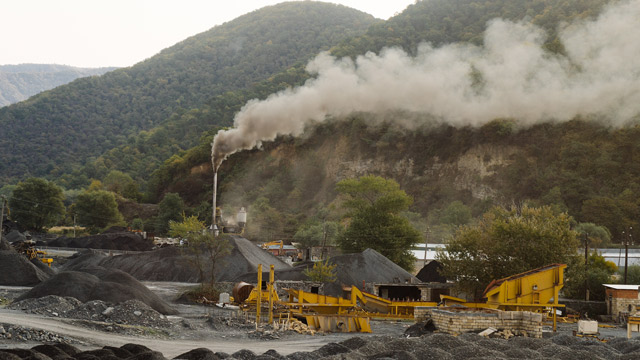 Masih ada jalan lebar bagi energi fosil di tengah ambisi transisi energi. Foto: Freepik