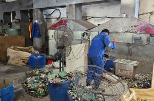 KLH mengusut dugaan impor limbah B3 oleh PT Esun Internasional di Batam. Foto: KLH