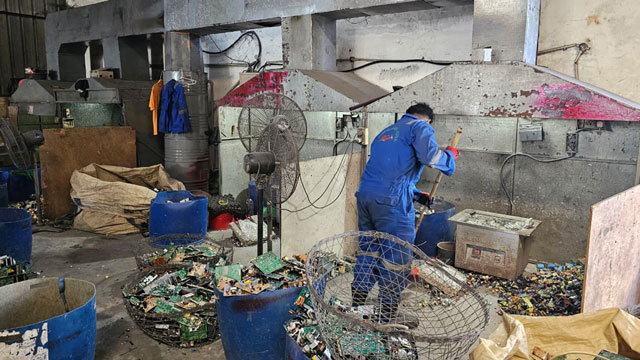 KLH mengusut dugaan impor limbah B3 oleh PT Esun Internasional di Batam. Foto: KLH