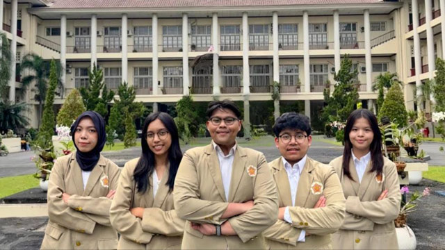 Tim PKM-RE UGM temukan potensi ekstrak daun rosemary sebagai alternatif pengobatan gagal ginjal akut. Foto: Berita UGM