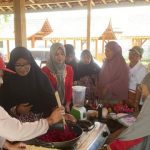 Warga lintas iman Banyuwangi mengolah buah naga jadi selai. Foto: Eco Bhinneka