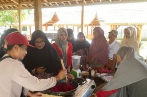 Warga lintas iman Banyuwangi mengolah buah naga jadi selai. Foto: Eco Bhinneka