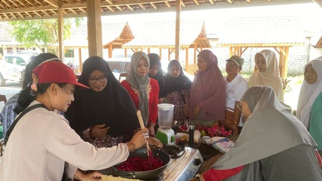 Warga lintas iman Banyuwangi mengolah buah naga jadi selai. Foto: Eco Bhinneka