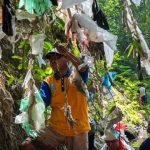 Warga Bondowoso menggelar aksi bersih sungai. Foto: Ecoton