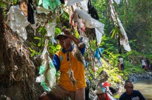 Warga Bondowoso menggelar aksi bersih sungai. Foto: Ecoton