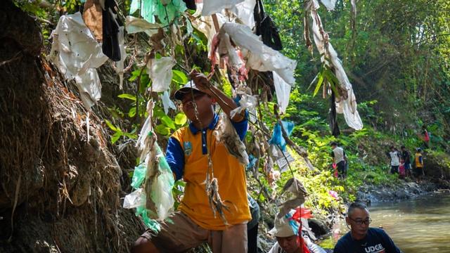 Warga Bondowoso menggelar aksi bersih sungai. Foto: Ecoton
