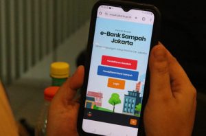 DLH DKI menargetkan seluruh RW memiliki bank sampah aktif. Foto: DLH DKI Jakarta