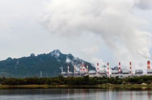 Ketergantungan energi fosil tingkatkan risiko dan beban kesehatan masyarakat. Foto: Freepik