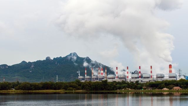 Ketergantungan energi fosil tingkatkan risiko dan beban kesehatan masyarakat. Foto: Freepik