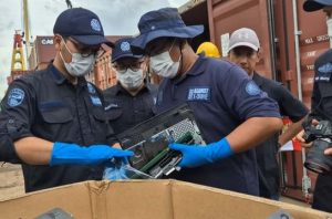 KLH menggagalkan masuknya 73 kontainer limbah elektronik ilegal asal AS. Foto: KLH