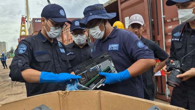 KLH menggagalkan masuknya 73 kontainer limbah elektronik ilegal asal AS. Foto: KLH