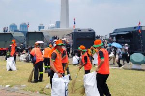DLH DKI angkut 126,65 Ton Sampah Usai Perayaan HUT ke-80 TNI di Monas. Foto: DLH DKI