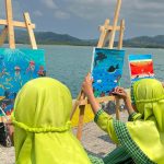 Siswa Bawean dan Gresik menunjukkan cinta laut lewat warna di kanvas. Foto: Ecoton