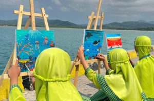 Siswa Bawean dan Gresik menunjukkan cinta laut lewat warna di kanvas. Foto: Ecoton