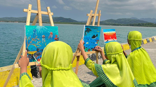 Siswa Bawean dan Gresik menunjukkan cinta laut lewat warna di kanvas. Foto: Ecoton