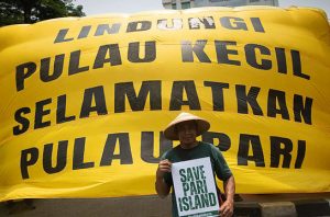 Warga Pulau Pari mendatangi KKP untuk mendesak pencabutan izin reklamasi. Foto: Greenpeace/Jurnasyanto Sukarno
