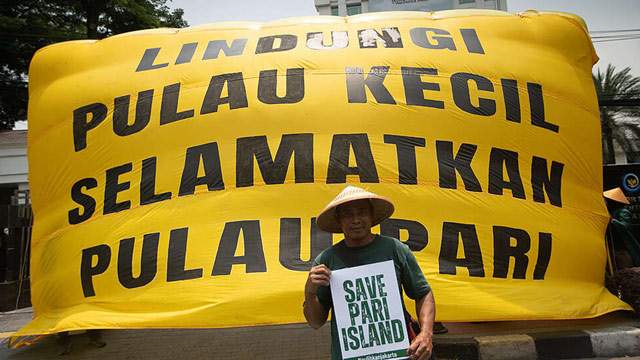 Warga Pulau Pari mendatangi KKP untuk mendesak pencabutan izin reklamasi. Foto: Greenpeace/Jurnasyanto Sukarno