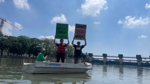 Ecoton tuntut pengakuan hak-hak Sungai Brantas. Foto: Ecoton