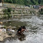 Sungai Brantas memprihatinkan karena banyak warga buang sampah sembarangan. Foto: Komunitas Brantas Mbois