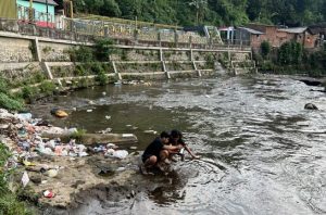 Sungai Brantas memprihatinkan karena banyak warga buang sampah sembarangan. Foto: Komunitas Brantas Mbois