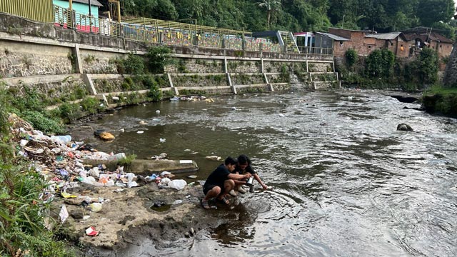 Sungai Brantas memprihatinkan karena banyak warga buang sampah sembarangan. Foto: Komunitas Brantas Mbois