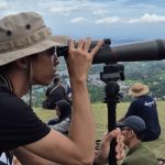 Mengamati burung pemangsa di langit Puncak Bogor. Foto: Burung Indonesia