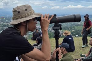 Mengamati burung pemangsa di langit Puncak Bogor. Foto: Burung Indonesia