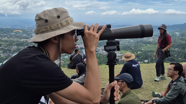 Mengamati burung pemangsa di langit Puncak Bogor. Foto: Burung Indonesia