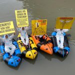 Ecoton mendesak pemerintah untuk menindak industri pembuang limbah ke Sungai Kalimas. Foto: Ecoton