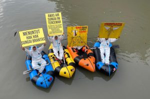 Ecoton mendesak pemerintah untuk menindak industri pembuang limbah ke Sungai Kalimas. Foto: Ecoton