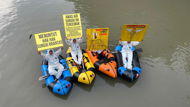 Ecoton mendesak pemerintah untuk menindak industri pembuang limbah ke Sungai Kalimas. Foto: Ecoton