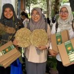 Mahasiswa UGM membuat mulsa organik dari eceng gondong dan limbah cangkang telur. Foto: Berita UGM