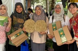 Mahasiswa UGM membuat mulsa organik dari eceng gondong dan limbah cangkang telur. Foto: Berita UGM