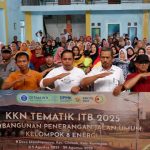 Mahasiswa KKN ITB hadirkan penerangan jalan tenaga surya. Foto: ITB