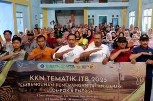 Mahasiswa KKN ITB hadirkan penerangan jalan tenaga surya. Foto: ITB