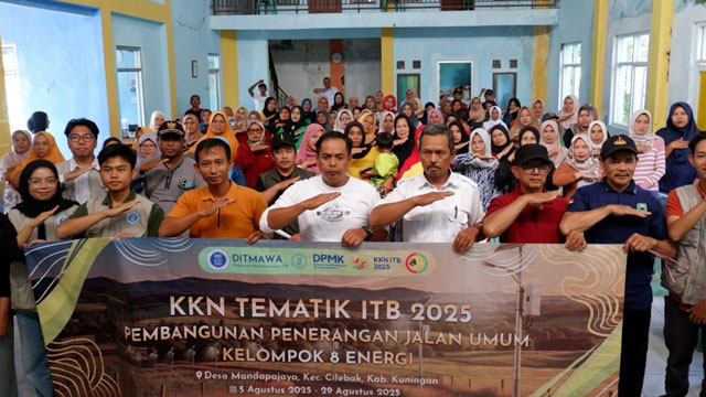 Mahasiswa KKN ITB hadirkan penerangan jalan tenaga surya. Foto: ITB