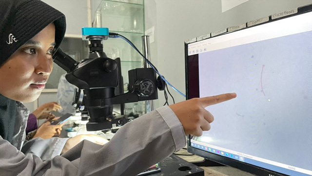 Riset Ecoton mengungkap air hujan Surabaya tercemar mikroplastik. Foto: Ecoton