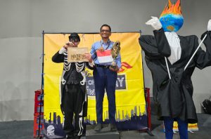 Koalisi masyarakat sipil global menyematkan penghargaan “Fossil of the Day” bagi Indonesia karena memasukkan para pelobi bahan bakar fosil dalam tim delegasi COP30. Foto: CAN International