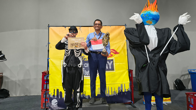 Koalisi masyarakat sipil global menyematkan penghargaan “Fossil of the Day” bagi Indonesia karena memasukkan para pelobi bahan bakar fosil dalam tim delegasi COP30. Foto: CAN International