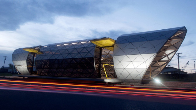 Halte bus ikonik dari baja daur ulang. Foto: Yanko Design