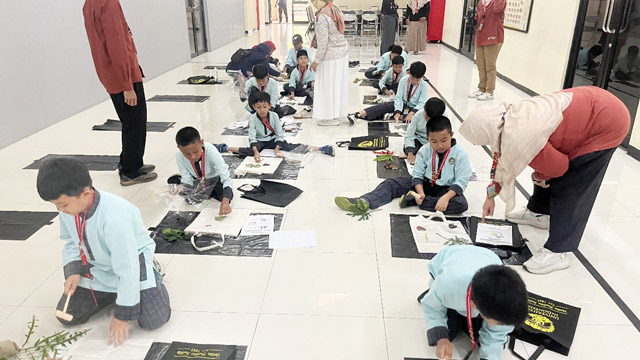 FMIPA UI ajak siswa SD eksplorasi tanaman lewat ecoprinting. Foto: Berita UI