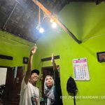 Warga Dusun Kedungrong, Sri Hastuti Yuni Wahyuningsih (47) dan Toto Hardiyanta (55), memanfaatkan PLTMh sebagai sumber listrik untuk penerangan di rumah mereka. Foto: Dini Jembar Wardani