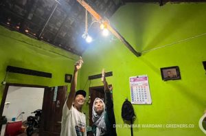 Warga Dusun Kedungrong, Sri Hastuti Yuni Wahyuningsih (47) dan Toto Hardiyanta (55), memanfaatkan PLTMh sebagai sumber listrik untuk penerangan di rumah mereka. Foto: Dini Jembar Wardani